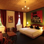 Schlafen mit Edgar Wallace im Nacken. Ob die Träume im Krimihotel aufregender sind als sonst, ist nicht überliefert. Schlafen mit Edgar Wallace im Nacken. Ob die Träume im Krimihotel aufregender sind als sonst, ist nicht überliefert.