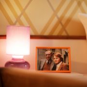 Besucher müssen keine eigenen Familienfotos mitbringen, denn auf dem Nachttisch wartet ein Bild von Derrick und Harry. Besucher müssen keine eigenen Familienfotos mitbringen, denn auf dem Nachttisch wartet ein Bild von Derrick und Harry.