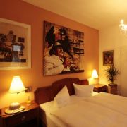 Im Zimmer von Hercule Poirot, einer Romanfigur von Agatha Christie erinnert ein Bild an Sir Peter Ustinov, der in der Rolle des Kommissars brillierte. Außerdem gibt es eine Vielzahl an ... Im Zimmer von Hercule Poirot, einer Romanfigur von Agatha Christie erinnert ein Bild an Sir Peter Ustinov, der in der Rolle des Kommissars brillierte. Außerdem gibt es eine Vielzahl an ...