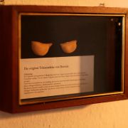 Besonderes Highlight sind die original-Tränensäcke von Stephan Derrick Besonderes Highlight sind die original-Tränensäcke von Stephan Derrick