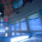 Weniger kriminell denn kunstvoll geht es in der Propeller Island City Lodge in Berlin zu. Weniger kriminell denn kunstvoll geht es in der Propeller Island City Lodge in Berlin zu.