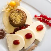 Selbst das Dessert wird mit Goldstaub verziert. Selbst das Dessert wird mit Goldstaub verziert.