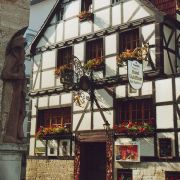 Von außen sieht das Haus eher rustikal und unscheinbar aus. Von außen sieht das Haus eher rustikal und unscheinbar aus.