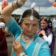 Unter vielen Hippies beliebt war die Hare-Krishna-Bewegung. Sie basiert auf dem Hinduismus und verehrt die beiden Götter Vishnu und Krishna. Unter vielen Hippies beliebt war die Hare-Krishna-Bewegung. Sie basiert auf dem Hinduismus und verehrt die beiden Götter Vishnu und Krishna.