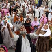 Etwa vier Millionen Menschen in Deutschland stammen aus muslimisch geprägten Ländern. Der Islam ist neben dem Christen- und dem Judentum die dritte große, monotheistische Weltreligion. 900 Millionen Menschen weltweit sind Muslime. Etwa vier Millionen Menschen in Deutschland stammen aus muslimisch geprägten Ländern. Der Islam ist neben dem Christen- und dem Judentum die dritte große, monotheistische Weltreligion. 900 Millionen Menschen weltweit sind Muslime.