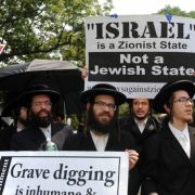 Nach dem Holocaust leben in Deutschland wieder 200.000 Juden, 1933 waren es knapp 500.000. Seit 1948 haben die Juden mit Israel ihren eigenen Staat. Insgesamt sind weltweit etwa 13,5 Millionen Menschen Anhänger des Judentums. Nach dem Holocaust leben in Deutschland wieder 200.000 Juden, 1933 waren es knapp 500.000. Seit 1948 haben die Juden mit Israel ihren eigenen Staat. Insgesamt sind weltweit etwa 13,5 Millionen Menschen Anhänger des Judentums.