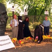 Scientology ist in Deutschland ein eingetragener Verein und wurde in verschiedenen Bundesländern zeitweise vom Verfassungsschutz begutachtet. Scientology ist in Deutschland ein eingetragener Verein und wurde in verschiedenen Bundesländern zeitweise vom Verfassungsschutz begutachtet.