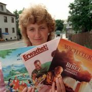 Die Zeugen Jehovas sind in Deutschland inzwischen als Körperschaft des öffentlichen Rechts anerkannt. Die Zeugen Jehovas sind in Deutschland inzwischen als Körperschaft des öffentlichen Rechts anerkannt.