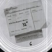 In solchen Filmbüchsen wurde das Kamera-Negativmaterial aufbewahrt. In 62 Stück davon passte das Material des Polizeiruf-Films Im Alter von ..., der in der DDR nicht ausgestrahlt werden durfte. In solchen Filmbüchsen wurde das Kamera-Negativmaterial aufbewahrt. In 62 Stück davon passte das Material des Polizeiruf-Films Im Alter von ..., der in der DDR nicht ausgestrahlt werden durfte.