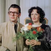 Da es im real existierenden Sozialismus angeblich keine Verbrechen wie Mord gab, schleicht sich in diesem Polizeiruf von 1977 ein Heiratsschwindler in die Herzen der Damen. Da es im real existierenden Sozialismus angeblich keine Verbrechen wie Mord gab, schleicht sich in diesem Polizeiruf von 1977 ein Heiratsschwindler in die Herzen der Damen.