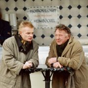 Immer etwas näher kommen die Kommissare Kurt Groth (Kurt Böwe, rechts) und Jens Hinrichs (Uwe Steimle) an den Ort, wo der Entführer Max das Model Caroline festhält. Immer etwas näher kommen die Kommissare Kurt Groth (Kurt Böwe, rechts) und Jens Hinrichs (Uwe Steimle) an den Ort, wo der Entführer Max das Model Caroline festhält.
