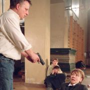 Vom Phänotyp ganz ähnlich: Jutta Hoffmann übernahm 1998 als Hauptkommissarin Wanda Rosenbaum das Zepter von Katrin Saß. Und wird gleich vom späteren Tatort-Kommissar Axel Prahl (als Paul Kieslowski) mit einer Waffe bedroht. Vom Phänotyp ganz ähnlich: Jutta Hoffmann übernahm 1998 als Hauptkommissarin Wanda Rosenbaum das Zepter von Katrin Saß. Und wird gleich vom späteren Tatort-Kommissar Axel Prahl (als Paul Kieslowski) mit einer Waffe bedroht.