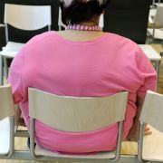 Sitzt schlecht:Übergewichtige wünschen sich oft breitere und stabilere Stühle.