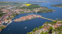 Der Fleesensee umschließt die Insel-Stadt Malchow in Mecklenburg-Vorpommern. Er ist nur eines von zahlreichen Gewässern, die miteinander ...