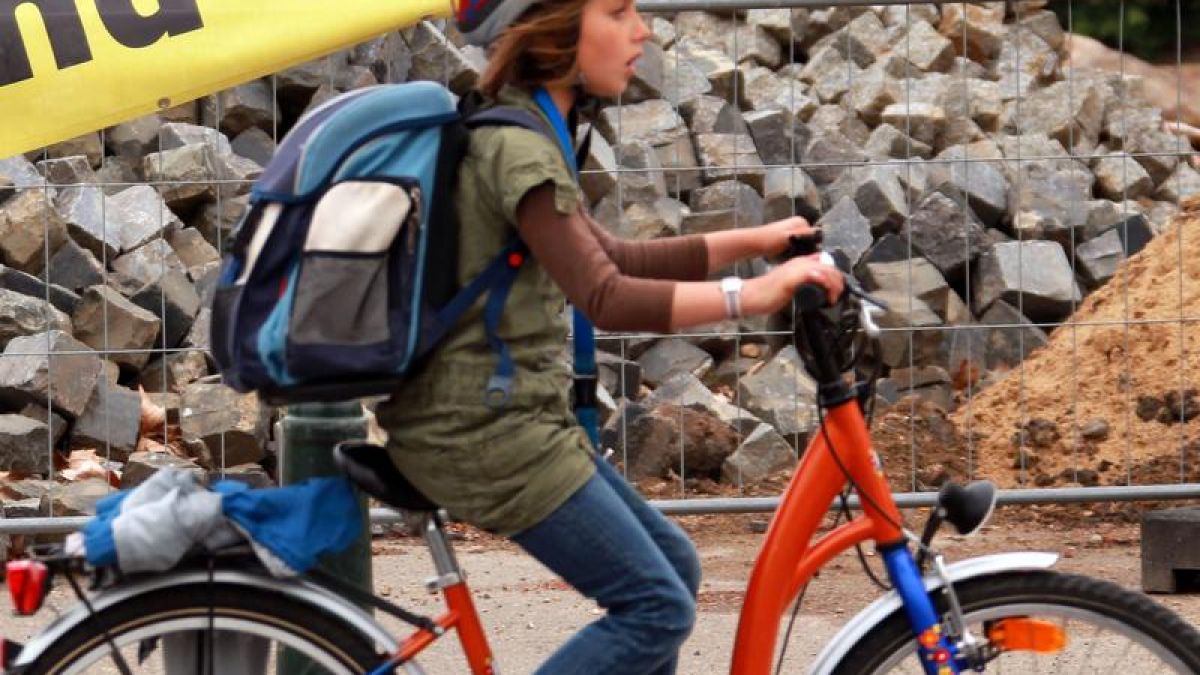 Mit dem Rad zur Schule: Ranzen in den Fahrradkorb (Foto)