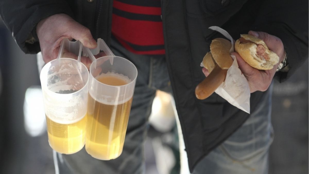 Rund 10.000 Würstchen werden bei einem Bundesligaspiel verzehrt - und bis zu 30.000 Liter Bier.   (Foto)