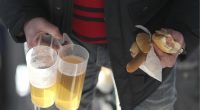 Rund 10.000 Würstchen werden bei einem Bundesligaspiel verzehrt - und bis zu 30.000 Liter Bier.  