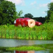 Auf einer kleinen Insel liegt das Hotel CasAnus im Kunstpark der Verbeke Foundation in Belgien. Das Objekt sieht aus wie ein überdimensionaler ... Auf einer kleinen Insel liegt das Hotel CasAnus im Kunstpark der Verbeke Foundation in Belgien. Das Objekt sieht aus wie ein überdimensionaler ...