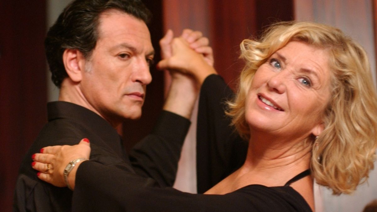 In den Armen des galanten Tanzlehrers Omero (Cosimo Fusco) findet Manuela (Jutta Speidel) zu neuer Lebensfreude.  (Foto)