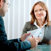 Das Spiegeln des Gesprächspartners ist der Königsweg zu erfolgreicher Kommunikation. Beim Spiegeln würden Sie dazu zunächst das Gehörte in anderen Worten wiederholen (Paraphrasieren), dann fassen Sie die Gefühle des Kollegen in eigene Worte (Verbalisieren Das Spiegeln des Gesprächspartners ist der Königsweg zu erfolgreicher Kommunikation. Beim Spiegeln würden Sie dazu zunächst das Gehörte in anderen Worten wiederholen (Paraphrasieren), dann fassen Sie die Gefühle des Kollegen in eigene Worte (Verbalisieren