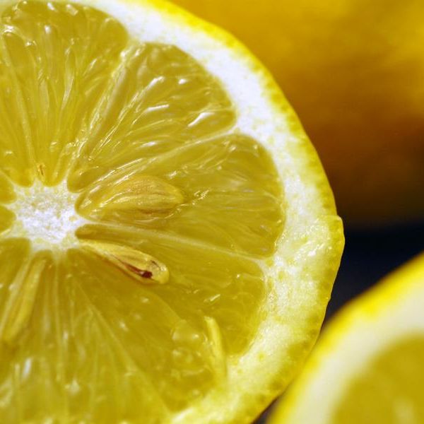 Zitronenwasser ein beliebter Frischekick am Morgen (Symbolfoto)