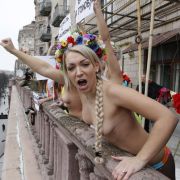 Hüllenloser Protest bei minus fünf Grad: Die Femen-Anhängerinnen äußern ihren Unmut über die Regierungspläne, zur Euro 2012 viele Straßenzüge von Kiew in Luxus-Appartements zu verwandeln. Hüllenloser Protest bei minus fünf Grad: Die Femen-Anhängerinnen äußern ihren Unmut über die Regierungspläne, zur Euro 2012 viele Straßenzüge von Kiew in Luxus-Appartements zu verwandeln.