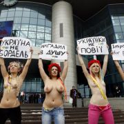 Diese Kundgebung richtet sich gegen den ukrainischen Präsidenten Viktor Janukowitsch, der Frauen in seinem Land nahelegte, mit ausländischen Männern anzubandeln, um sie zu Investitionen zu bewegen. Diese Kundgebung richtet sich gegen den ukrainischen Präsidenten Viktor Janukowitsch, der Frauen in seinem Land nahelegte, mit ausländischen Männern anzubandeln, um sie zu Investitionen zu bewegen.