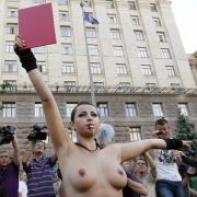 Rote Karte, barbusig präsentiert: So kommen Botschaften an, finden die Aktivistinnen von Femen. Rote Karte, barbusig präsentiert: So kommen Botschaften an, finden die Aktivistinnen von Femen.