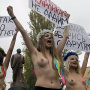 Brüste, Brüste, Brüste: Die Aktivistinnen haben die Prinzipien einer modernen Mediengesellschaft offenbar gut verstanden. Sex und Protest scheinen sich gegenseitig befruchtende Formen der Artikulation von Wutbürgerinnen darzustellen. Brüste, Brüste, Brüste: Die Aktivistinnen haben die Prinzipien einer modernen Mediengesellschaft offenbar gut verstanden. Sex und Protest scheinen sich gegenseitig befruchtende Formen der Artikulation von Wutbürgerinnen darzustellen.