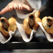Lecker Bratwurst! Sie ist eines der Lieblingsessen der Deutschen! Weshalb wahrscheinlich auch einige Länder nicht nur das Rezept übernommen haben, sondern gleich das ganze Worte, wenn auch an die eigene Sprache angepasst. So sagen die Finnen beispielsweis Lecker Bratwurst! Sie ist eines der Lieblingsessen der Deutschen! Weshalb wahrscheinlich auch einige Länder nicht nur das Rezept übernommen haben, sondern gleich das ganze Worte, wenn auch an die eigene Sprache angepasst. So sagen die Finnen beispielsweis