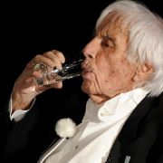 Und noch einmal die Finnen: Sie sagen statt «Prost» «kippis», was vom deutschen «Kipp es!» kommt. Getrunken wird gerne auf Hochzeiten oder kurz vorher auf dem Polterabend, dem polttarit. Wir sagen: «Kippis, Jopi Heesters!» Und noch einmal die Finnen: Sie sagen statt «Prost» «kippis», was vom deutschen «Kipp es!» kommt. Getrunken wird gerne auf Hochzeiten oder kurz vorher auf dem Polterabend, dem polttarit. Wir sagen: «Kippis, Jopi Heesters!»