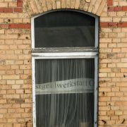 So ein schönes Oberlicht, aber so schwer zu putzen! Nicht umsonst haben die Franzosen wahrscheinlich dazu «vasistas» gesagt - wie übrigens auch die Italiener. Kommt von «Was ist das?» Na, ein Oberlicht! So ein schönes Oberlicht, aber so schwer zu putzen! Nicht umsonst haben die Franzosen wahrscheinlich dazu «vasistas» gesagt - wie übrigens auch die Italiener. Kommt von «Was ist das?» Na, ein Oberlicht!