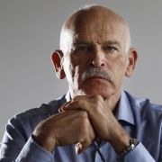 «Wallraffen» bedeutet im schwedischen, dass man unter falscher Identität recherchiert. Woher es kommt? Von dem deutschen Journalisten Günter Wallraff, der unter anderem als Arbeiter bei Krupp Missstände aufdeckte oder die Vorgehensweise in Großbäckereien «Wallraffen» bedeutet im schwedischen, dass man unter falscher Identität recherchiert. Woher es kommt? Von dem deutschen Journalisten Günter Wallraff, der unter anderem als Arbeiter bei Krupp Missstände aufdeckte oder die Vorgehensweise in Großbäckereien