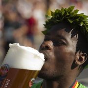 Auf Suaheli gibt es das schöne Wort «bia», was - man ahnt es - das Bier ist. Auch der Norddeutsche spricht die beiden letzten Buchstaben des Wortes wie ein «a» aus, vielleicht entstammt das Suaheli-Wort also dem Norddeutschen? Auf Suaheli gibt es das schöne Wort «bia», was - man ahnt es - das Bier ist. Auch der Norddeutsche spricht die beiden letzten Buchstaben des Wortes wie ein «a» aus, vielleicht entstammt das Suaheli-Wort also dem Norddeutschen?