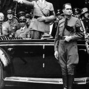 ... der politisch-historische Wortschatz: «führer», «blitzkrieg», «ostpolitik», «to blitz» (für einen schnellen Angriff) und «berufsverbot». ... der politisch-historische Wortschatz: «führer», «blitzkrieg», «ostpolitik», «to blitz» (für einen schnellen Angriff) und «berufsverbot».