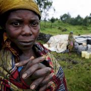 Die Demokratische Republik Kongo gehört zu den am schwächsten entwickelten Ländern der Erde. Von 1996 bis 2002 tobte hier der Kongo-Krieg, auch heute noch kämpfen im Kivu-Krieg Armee und Mai-Mai-Milizen. Die Demokratische Republik Kongo gehört zu den am schwächsten entwickelten Ländern der Erde. Von 1996 bis 2002 tobte hier der Kongo-Krieg, auch heute noch kämpfen im Kivu-Krieg Armee und Mai-Mai-Milizen.