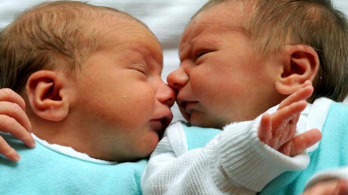 Zwillinge können manchmal auch zwei Väter haben. Dahinter steht das Phänomen der Überschwängerung. (Foto)