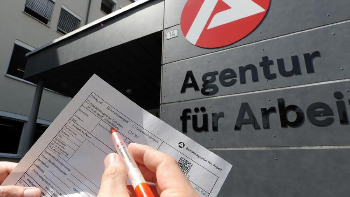 Ein Mann füllt in Straubing (Niederbayern) vor der Agentur für Arbeit einen Antrag auf Arbeitslosengeld aus. (Foto)