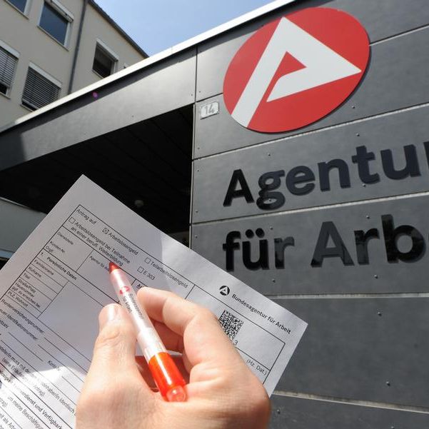 Ein Mann füllt in Straubing (Niederbayern) vor der Agentur für Arbeit einen Antrag auf Arbeitslosengeld aus.