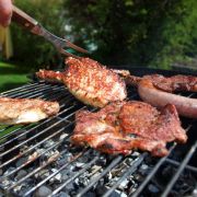 Ohnehin kommt glühende Kohle in vielen Heiligenlegenden vor. Während wir sie nur zum Grillen nutzen, wärmte sich der Heilige Lambert von Lüttich mit ihnen. Er soll die Kohlen unter seinem Hemd getragen haben, ohne auch nur eine einzige Verbrennung davon z Ohnehin kommt glühende Kohle in vielen Heiligenlegenden vor. Während wir sie nur zum Grillen nutzen, wärmte sich der Heilige Lambert von Lüttich mit ihnen. Er soll die Kohlen unter seinem Hemd getragen haben, ohne auch nur eine einzige Verbrennung davon z