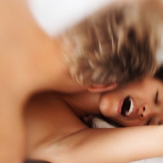 Frauen, die den Orgasmus nur vorspielen sind einer US-Studie nach eifersüchtiger und misstrauischer ihren Partnern gegenüber als die Frauen, die laut eigenen Angaben noch keinen Orgasmus vorgetäuscht hatten.