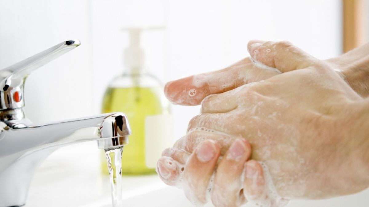 Desinfektionsmittel brauchen gesunde Menschen nicht benutzen. Wasser und Seife reichen zum Händewaschen. (Foto)
