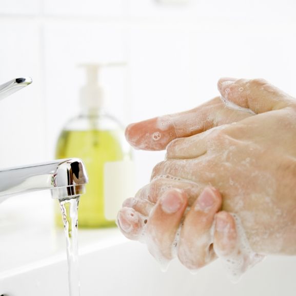 Desinfektionsmittel brauchen gesunde Menschen nicht benutzen. Wasser und Seife reichen zum Händewaschen.