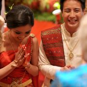 Das rote Hochzeitskleid soll dem chinesischen Brautpaar Glück bringen. Das rote Hochzeitskleid soll dem chinesischen Brautpaar Glück bringen.