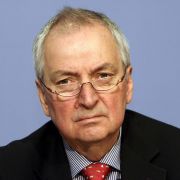 Klaus Töpfer gilt als heißer Kandidat auf das Amt des Bundespräsidenten Klaus Töpfer gilt als heißer Kandidat auf das Amt des Bundespräsidenten