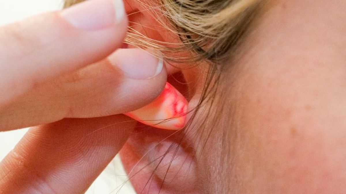 Bei Ohrstöpseln regelmäßig Ohren reinigen lassen (Foto)