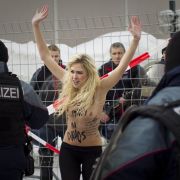 Die Ukrainerinnen versuchten beim Weltwirtschaftsforum in Davos über den Zaun zu klettern, als die Polizei einschritt. Die Ukrainerinnen versuchten beim Weltwirtschaftsforum in Davos über den Zaun zu klettern, als die Polizei einschritt.