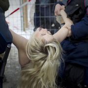 ... doch als die Femen-Aktivistinnen versuchen über den Zaun ins Kongresszentrum zu gelangen ... ... doch als die Femen-Aktivistinnen versuchen über den Zaun ins Kongresszentrum zu gelangen ...