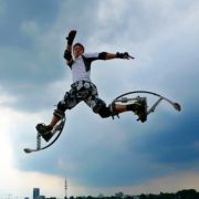 ... Sie sehen zwar nicht aus wie Stiefel, doch die Sprungfedern aus Fiberglas machen jeden Schritt zu einem kleinen Flug. ... Sie sehen zwar nicht aus wie Stiefel, doch die Sprungfedern aus Fiberglas machen jeden Schritt zu einem kleinen Flug.