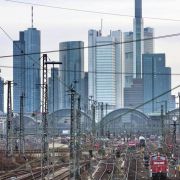 ... manipulieren noch diverse andere Faktoren die Statistik. Die Stadt Frankfurt weist immer wieder darauf hin, dass in ihren Bankentürmen natürlich viel Wirtschaftsdelikte stattfinden. ... manipulieren noch diverse andere Faktoren die Statistik. Die Stadt Frankfurt weist immer wieder darauf hin, dass in ihren Bankentürmen natürlich viel Wirtschaftsdelikte stattfinden.